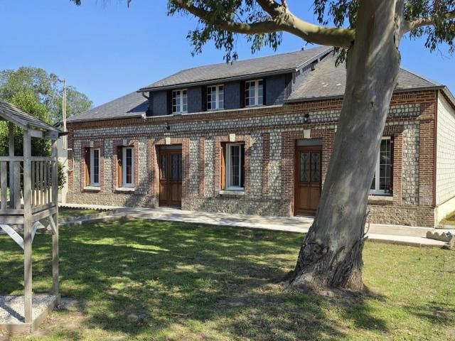 A vendre maison briques et silex divisée en 3 logements proche d