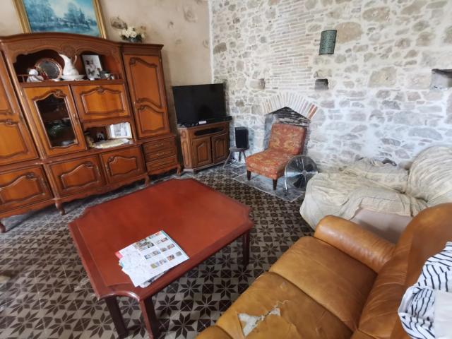 A VENDRE MAISON + GARAGE + HANGAR