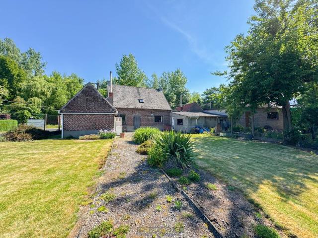 À vendre: maison d’angle à rénover avec grand jardin à Horebeke