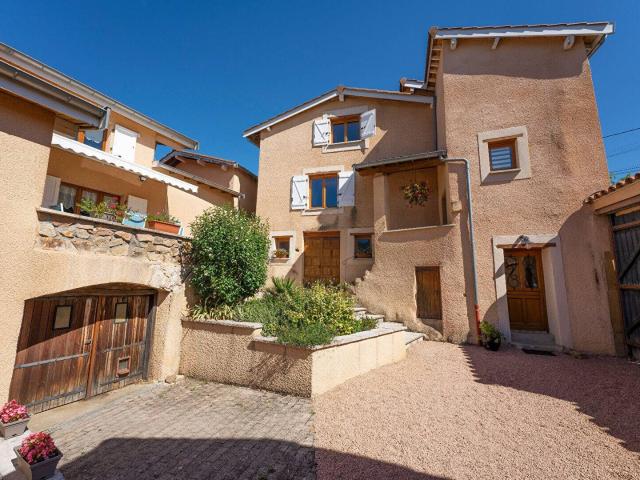 À vendre, maison double avec beaucoup de potentiel !