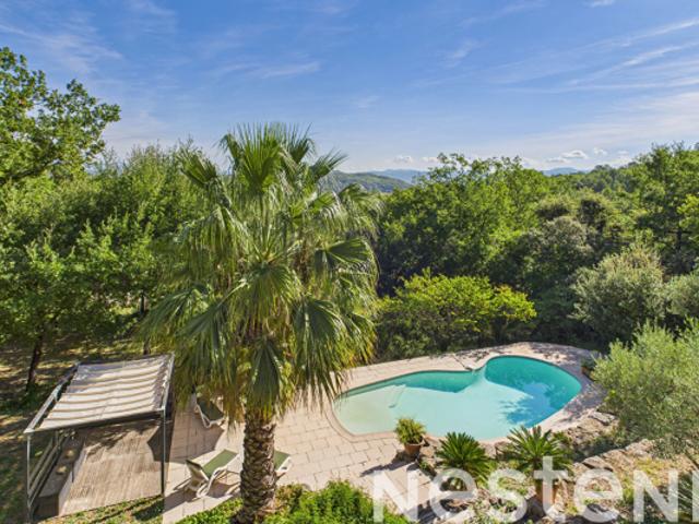 A VENDRE Maison de 176 m2, 4 chambres, avec piscine, vue dégagée, grand terrain