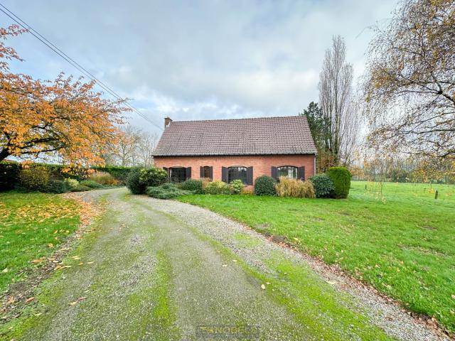À vendre, maison de campagne avec prairie et dépendances sur un domaine de 3.910 m² à Velaines Celles
