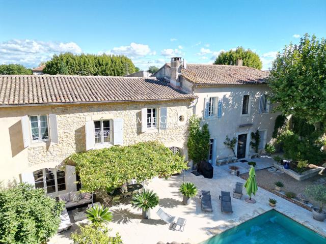 À vendre Maison de caractère avec charme et volumes, à que. 600m² Nîmes