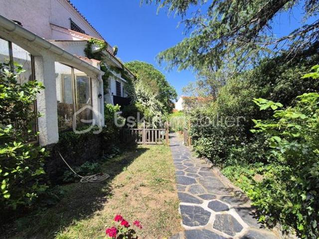 A VENDRE MAISON DE CARACTERE DE 278M² SUR TERRAIN DE 1562M² DONT UNE PARTIE CONSTRUCTIBLE A CERET CENTRE VILLE PROCHE DE TOUS LES COMMERCES ET DES ECOLES A PIED AUCU VIS A VIS PROCHE DU STADE