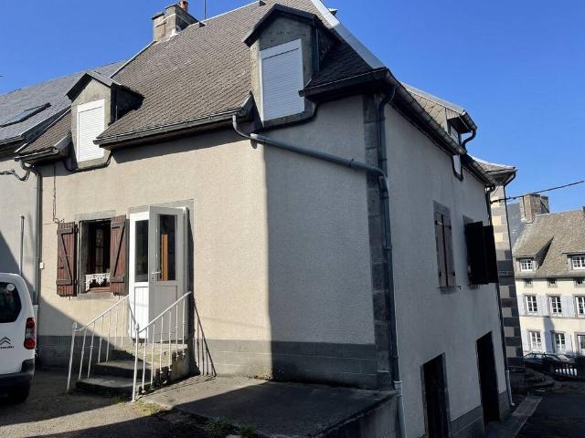 A vendre maison de bourg à proximité du Sancy