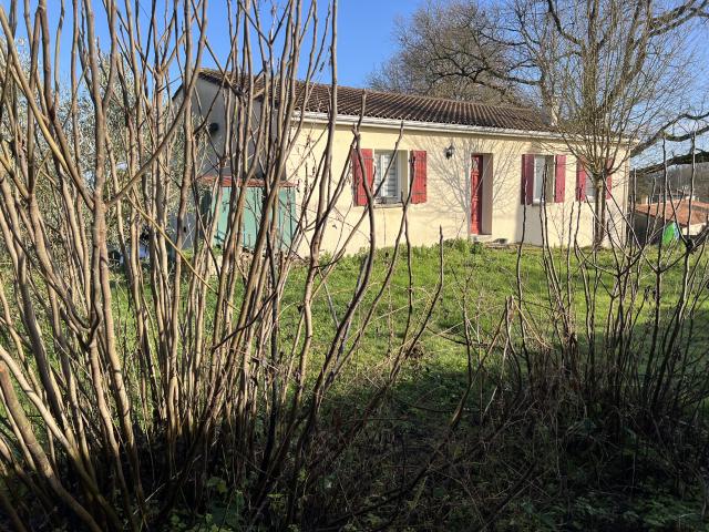 À vendre Maison de plain pied semi enterrée à Saint Saturnin