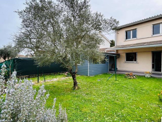 A Vendre Maison De Type 4 Avec Jardin Et Garage Secteur Ba. 80m² Bassens