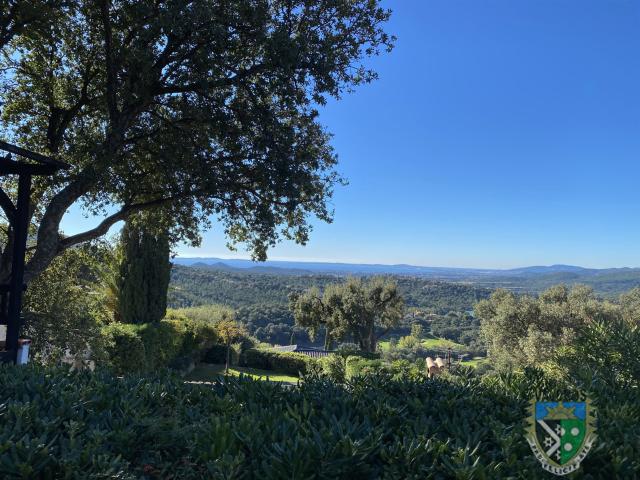 A Vendre Maison De Type 3 et Grande Annexe Avec Piscine Et V. 61m² La Londe les Maures