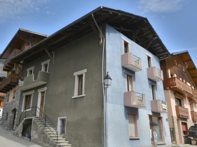 A vendre Maison de village avec local commercial Bozel c