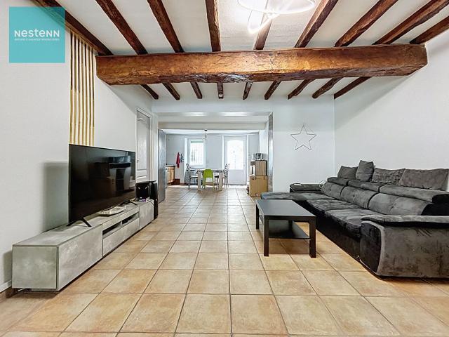 A vendre maison de village de 93m² habitables, trois chambr. 94m² Labastide d'Anjou