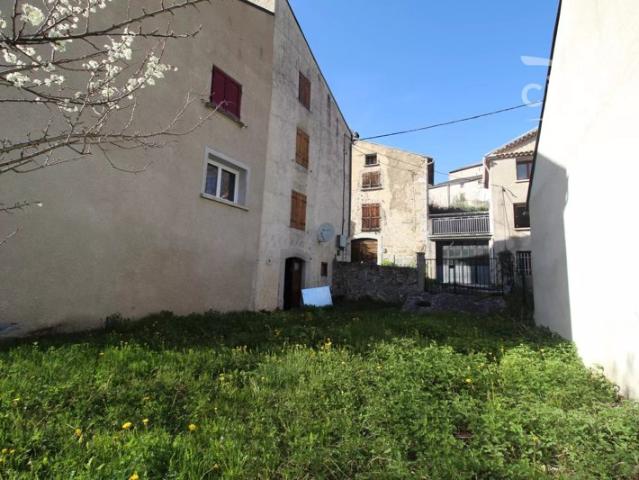 A vendre maison de village en grande partie rénovée avec jardin