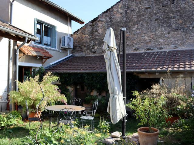 À vendre – Maison de village rénovée avec dépendances et terrain arboré – La Truchère 71