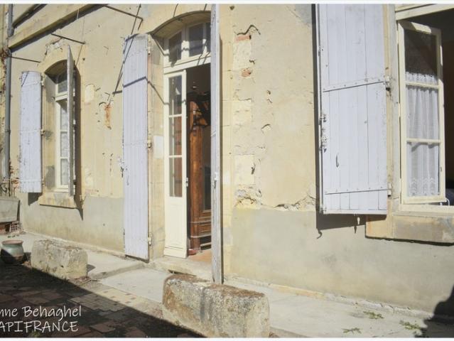 Maison de ville en pierre de 130m2 avec cour et préau A rénover