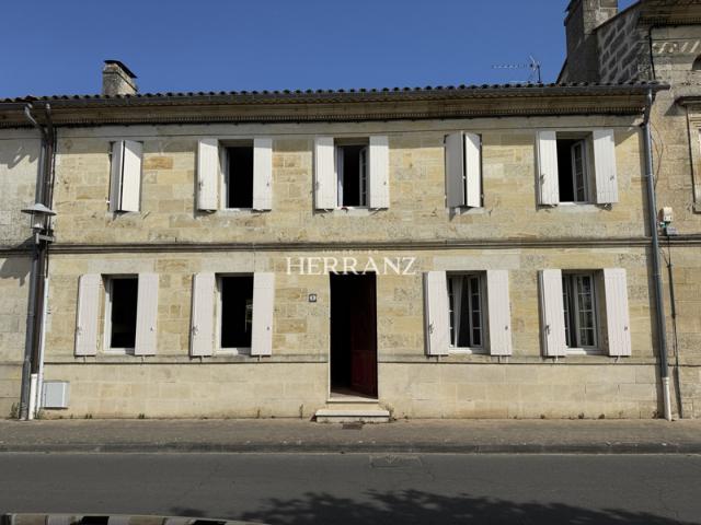 A vendre maison de ville centre bourg des Artigues de Lussac