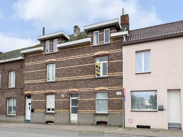 A vendre, maison de ville à rénover avec petite cour à Ei.