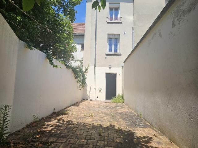 À VENDRE Maison de ville avec cour et garage en centre ville