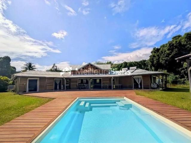À vendre – Maison en bois T5 avec piscine et accès plage – Goyave secteur Sarcelle