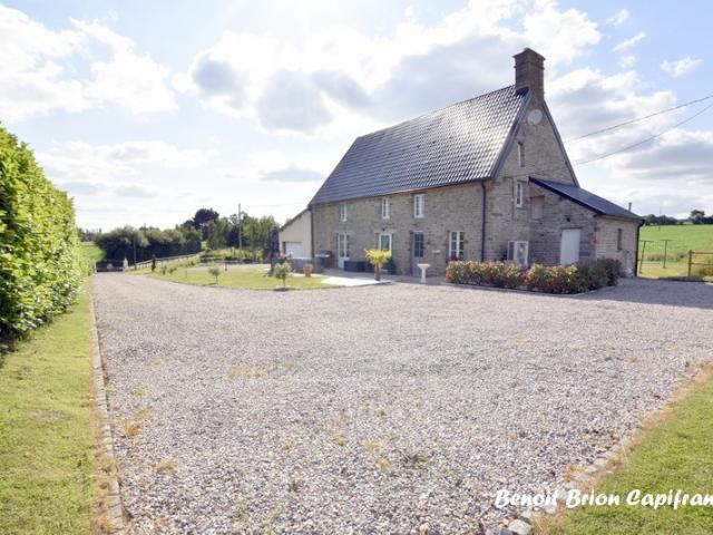 À vendre – Maison en pierre avec étang, grand terrain de 4 980 m² et nombreuses prestations à Monchamp, près de Vire Calvados 14