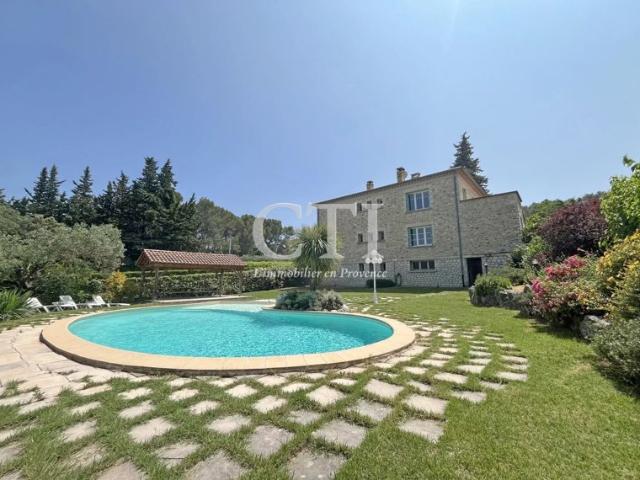 A vendre Maison en pierre de 190m² avec terrain de 970 m² et piscine