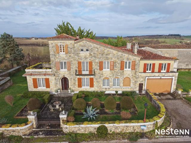 À vendre Maison en pierre de 313 m² avec dépendances sur 1,7. 313m² Castelnau sur l'Auvignon