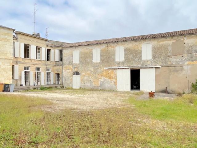 A Vendre Maison En Pierre De 317 M2 Avec Jardin Et Dépendanc. 317m² Blaye
