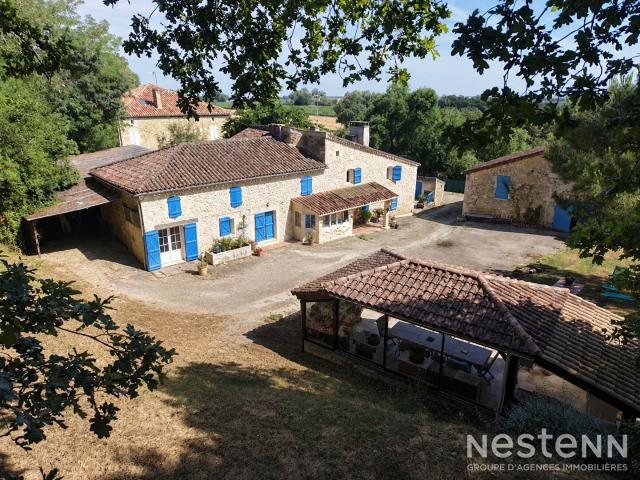 A Vendre Maison en pierre rénovée avec dépendances, piscine. 167m² Valence sur Baïse