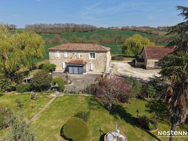A Vendre Maison en pierre rénovée de sept pièces sur plus de. 169m² Saint Orens Pouy Petit