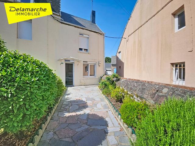 A vendre maison et dépendance bourg de Brehal 3 pièces