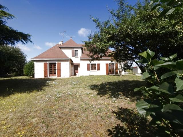 À Vendre: Maison Familiale avec Grand Terrain Attenant