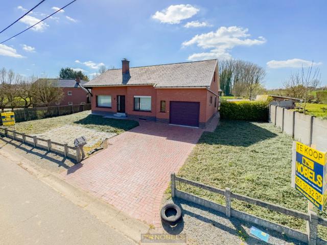 À vendre, maison familiale à rénover avec jardin, située au calme à Opbrakel Brakel