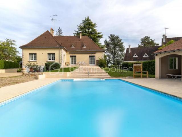 PROPRIÉTÉ FAMILIALE AVEC PISCINE ET PARC ARBORÉ – CHÂTEAUROUX