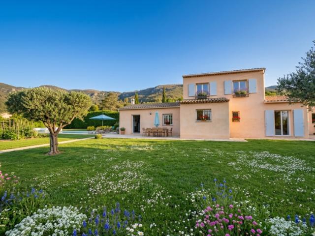 À VENDRE: Maison familiale, proche village, quartier recher