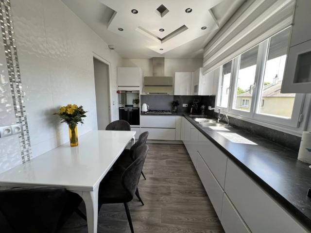 À vendre Maison familiale rénovée avec sous sol total et