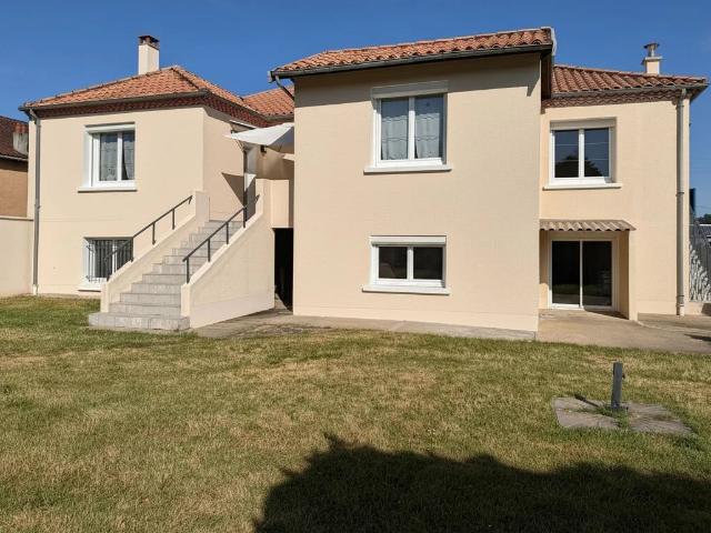 A VENDRE MAISON FAMILLIALE DE 5 CHAMBRES AVEC GRAND TERRAIN AUX