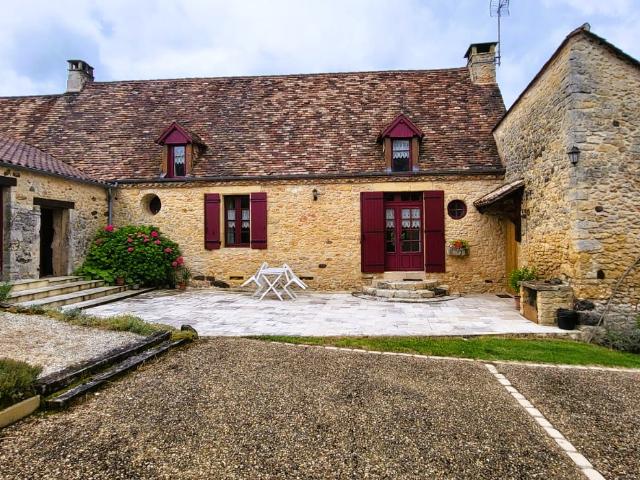 ENSEMBLE DE MAISONS A VENDRE SUR LES HAUTEURS DU BUISSON DE CADOUIN