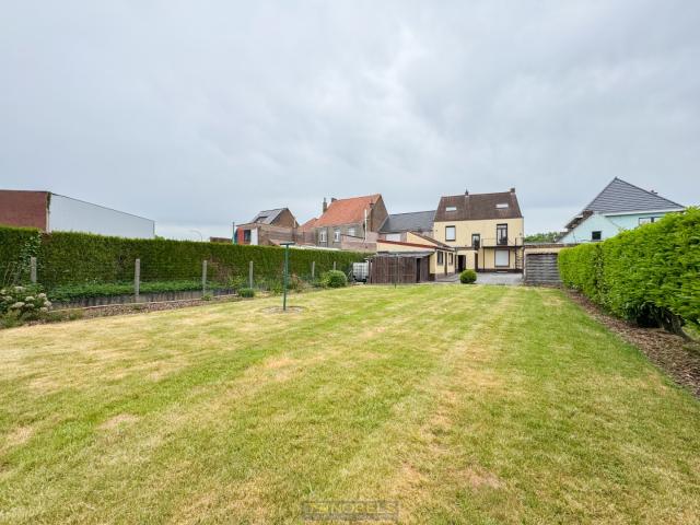 À vendre, maison mitoyenne pleine de caractère sur un grand terrain à Leupegem Oudenaarde