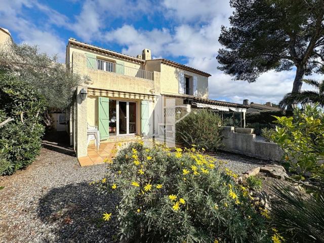 A VENDRE MAISON MITOYENNE SUR BOULOURIS VUE SUR LA MER