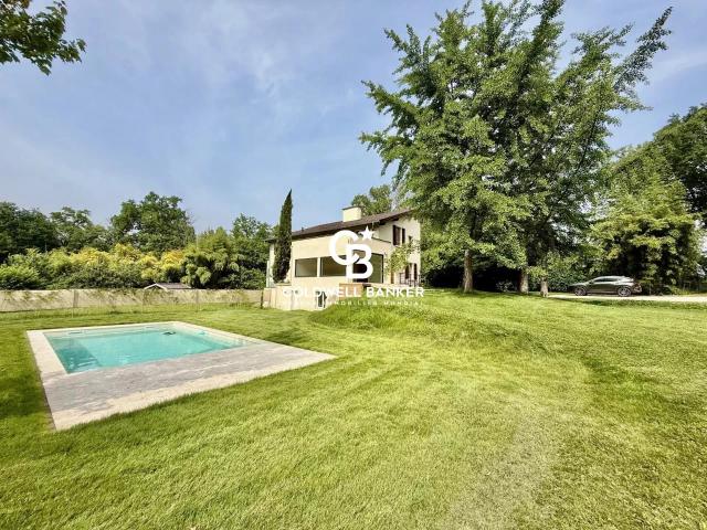 Maison familiale à Prévessin Moëns proche Genève avec piscine et terrain de 3 700 m²