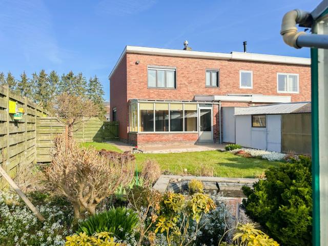 À vendre: maison semi ouverte à moderniser avec double garage à Etikhove Maarkedal