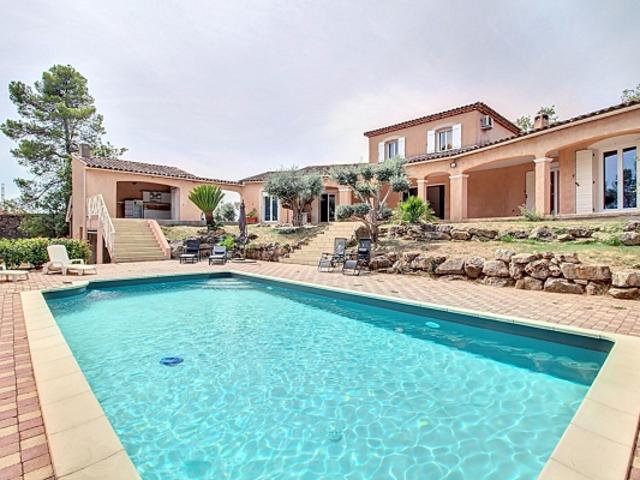 A VENDRE Maison spacieuse avec PISCINE et terrain clos et arboré de 4000m² Un véritable coup de coeur !
