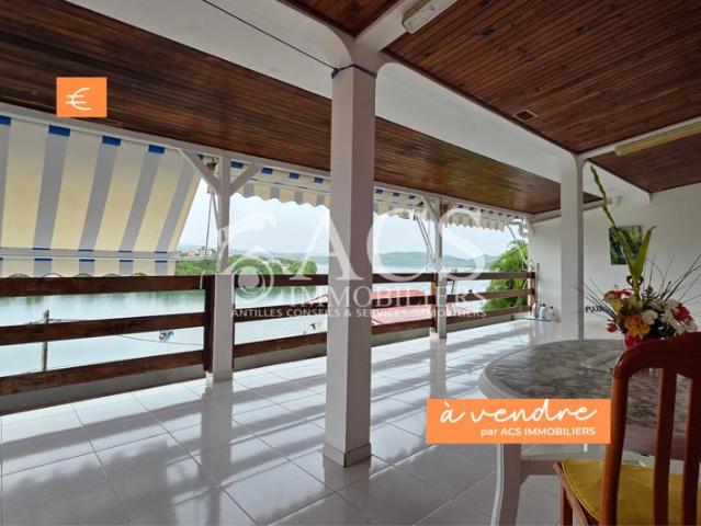 À vendre: Maison sur trois niveaux avec vue mer, divisée en