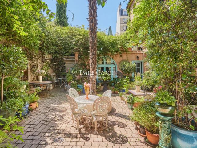 A VENDRE MAISON Paris 75018 7 pièces 4 chambres 200 m² Patio 110m²