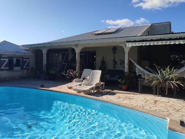 À Vendre – Maison T4 avec Piscine et Grand Jardin – Sainte Rose