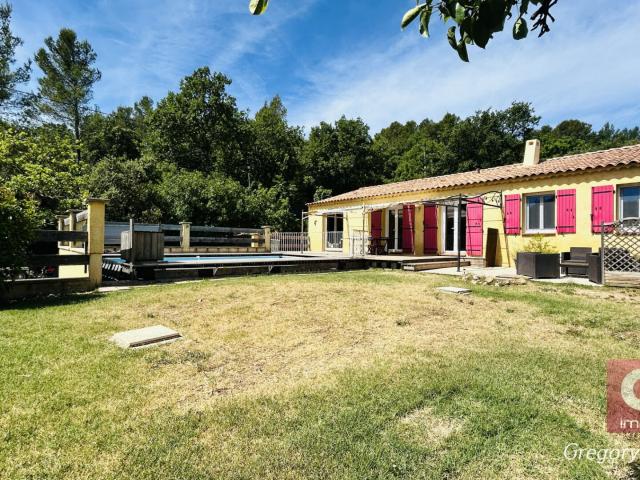 A VENDRE MAISON T4 DE PLAIN PIED AVEC GRAND TERRAIN, ATELIERS ET PANNEAUX SOLAIRES