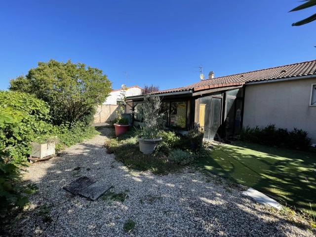 A VENDRE Maison T4 de plain pied avec véranda, garage. Terrain de 502 m²