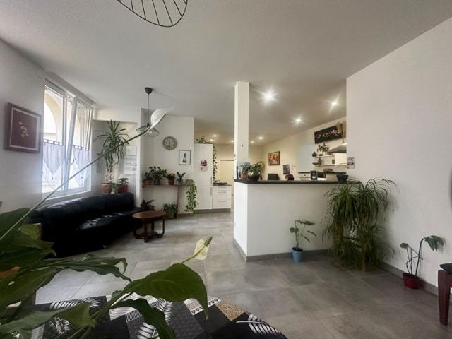 À vendre Maison/Appartement T5 entièrement rénové proche gare avec terrasse