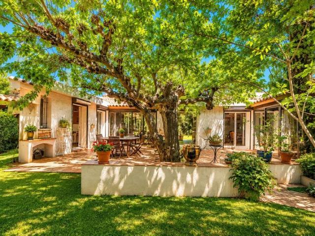 A vendre: Marseille 8ème, quartier St Anne Villa 175 M2 avec jardin 5 chambres Terrain piscinable 800 M2