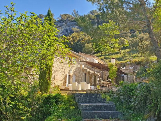 A vendre, Mas de caractère sur 5 hectares dans le Luberon 200m² Oppède