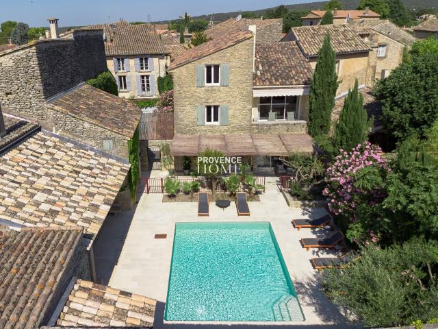 A Vendre Mas De Hameau Avec Piscine Mariant Elegance Et Auth. 258m² Gordes