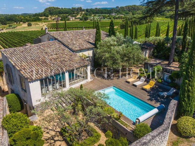 A Vendre Mas De Hameau De Charme Du 18e Avec Piscine Et Jard. 175m² Oppède
